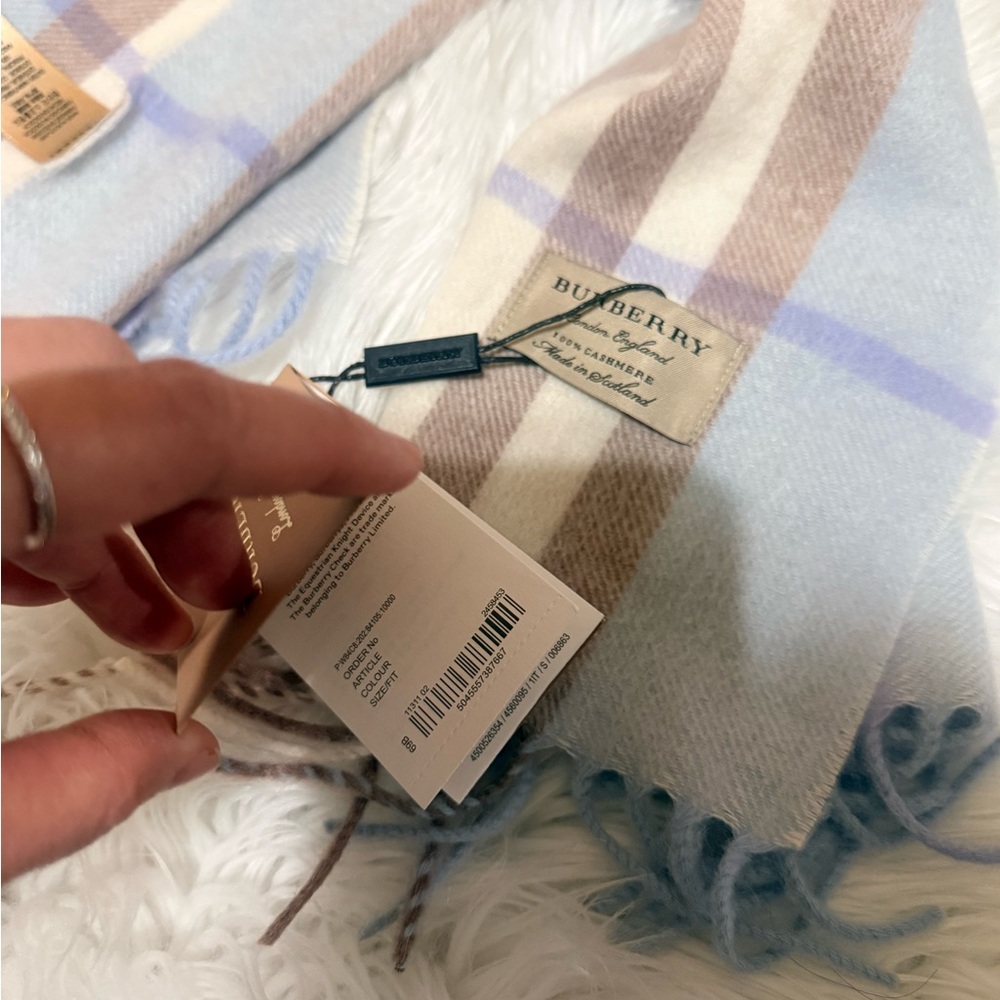 Burberry cashmere Scarf NWT - Picture 2 of 5
